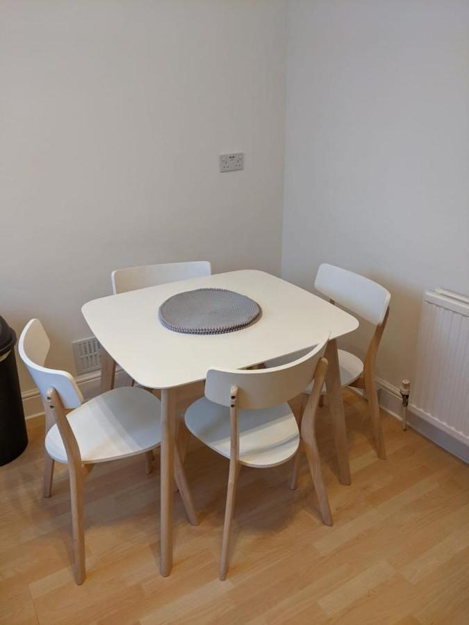 Glenclova - No 5 Bellyeoman, Bright Two Bedroom Apartment Ντανφέρμλιν Εξωτερικό φωτογραφία