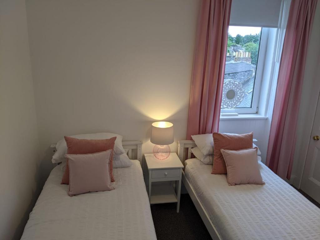 Glenclova - No 5 Bellyeoman, Bright Two Bedroom Apartment Ντανφέρμλιν Εξωτερικό φωτογραφία