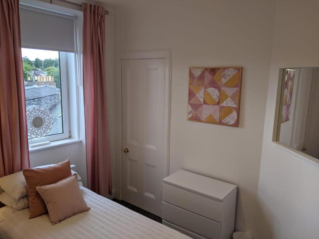 Glenclova - No 5 Bellyeoman, Bright Two Bedroom Apartment Ντανφέρμλιν Εξωτερικό φωτογραφία